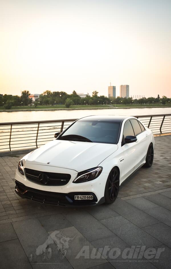 Mercedes Benz - C 63 AMG - V8 4.0