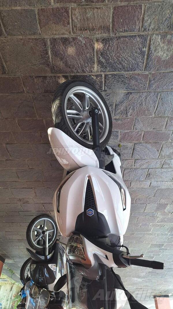 Piaggio - Beverly 300