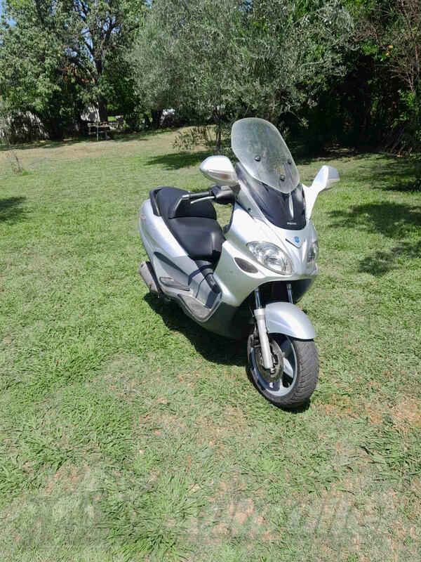 Piaggio - X9