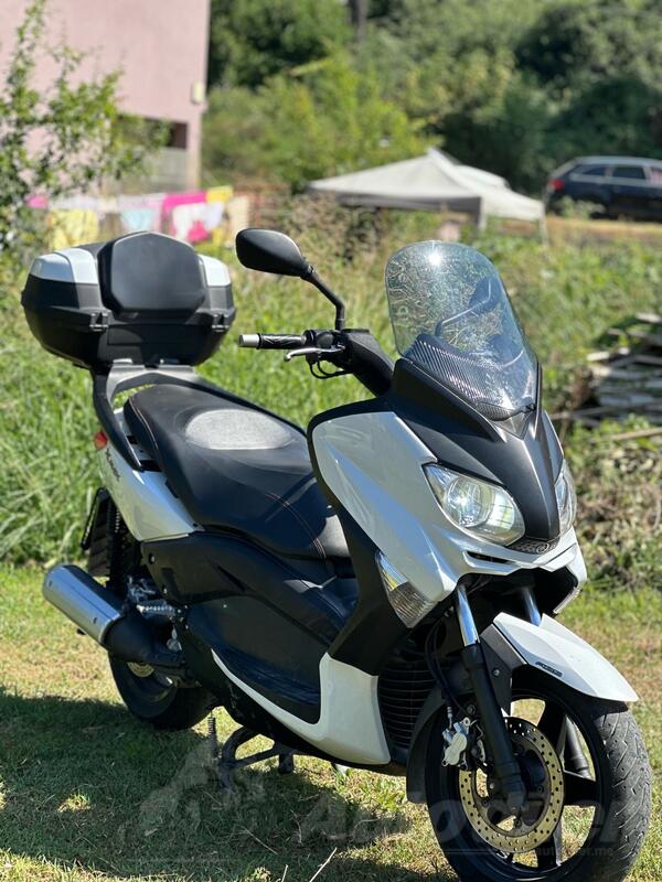 Yamaha - Xmax