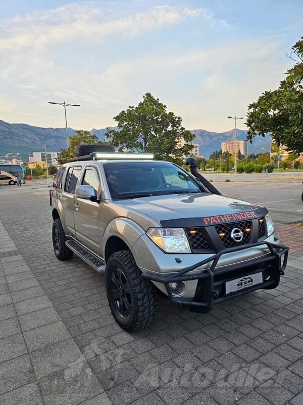 Nissan - Pathfinder - Pathfinder of road