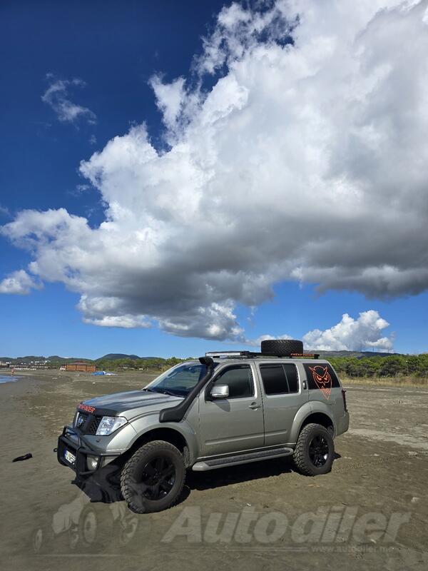 Nissan - Pathfinder - 2.5  offroad