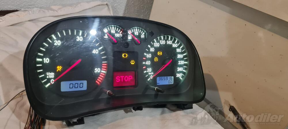 Instrument tabla za Automobile - Volkswagen - Golf 4    - 2000