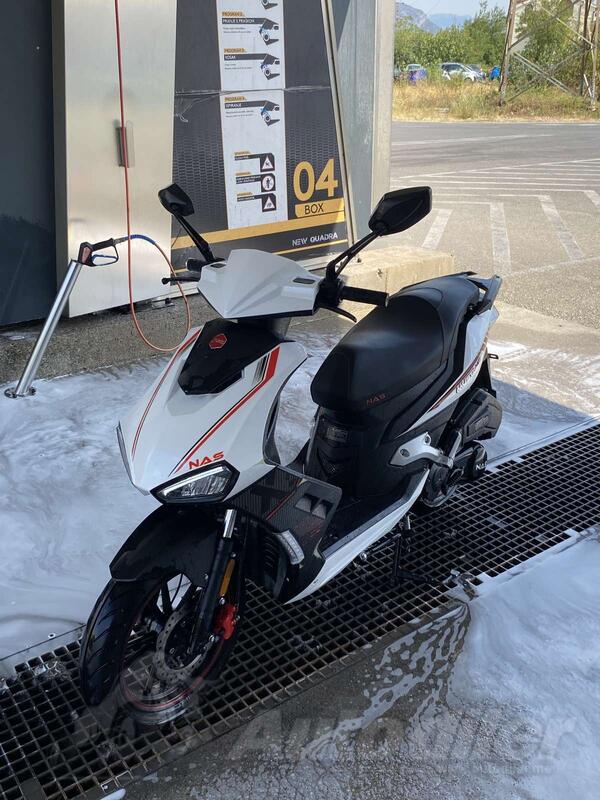 Vespa - nass mustang