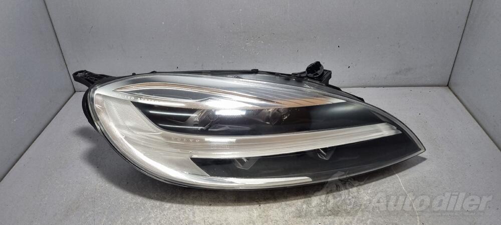 Desni far za Volvo - V40    - 2016-2025