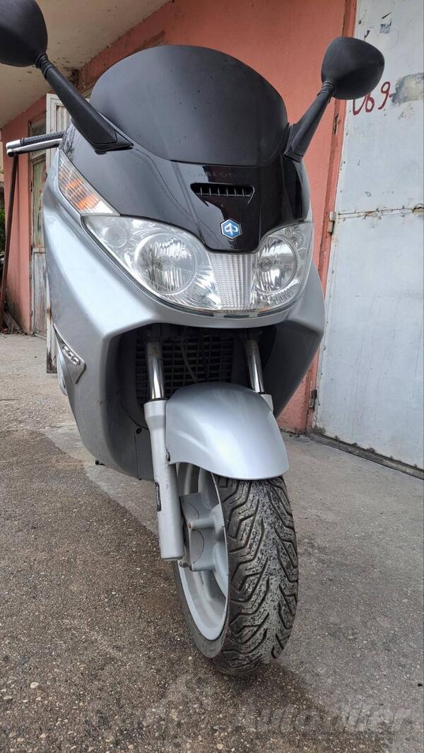Piaggio - x8