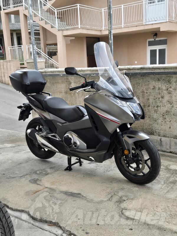 Honda - Integra 750s