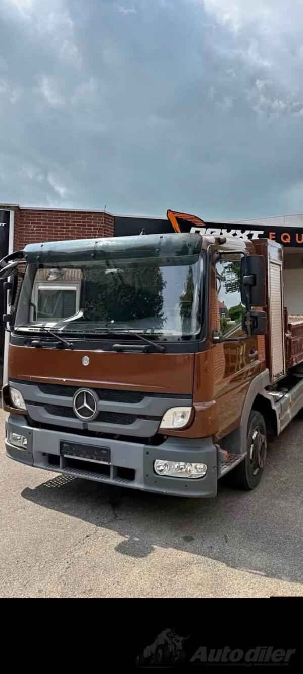 Mercedes Benz - Mercedes 818