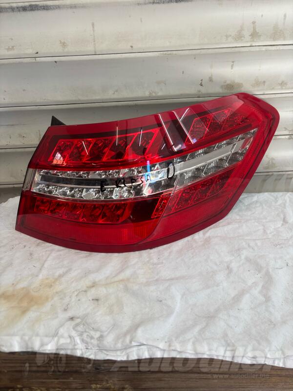 Desno stop svjetlo za Mercedes Benz - E 220    - 2012