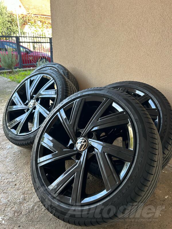 Fabričke felne i Pirelli gume