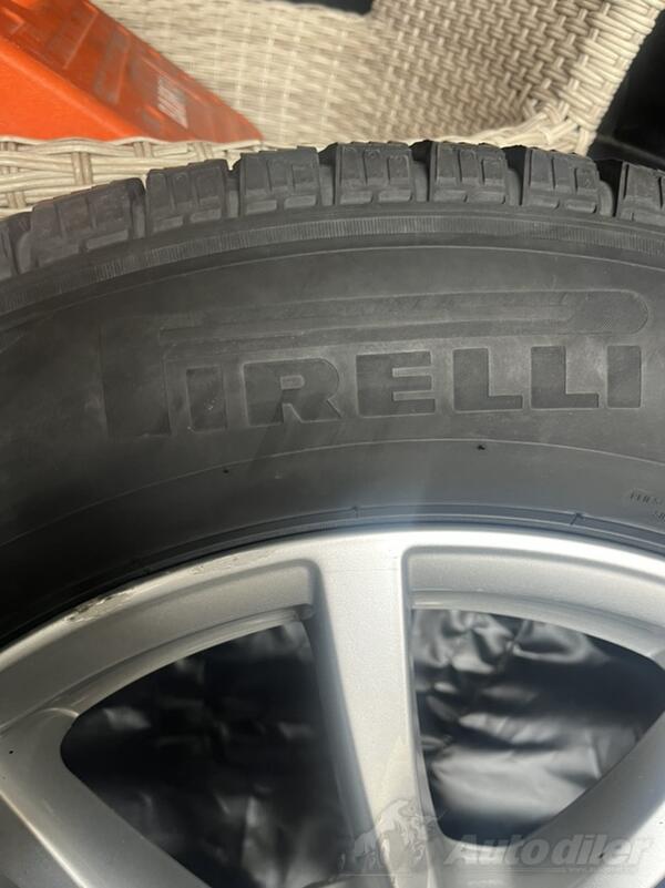 Fabričke felne i Pirelli gume