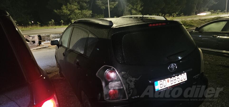 Toyota - Corolla Verso - 2.2