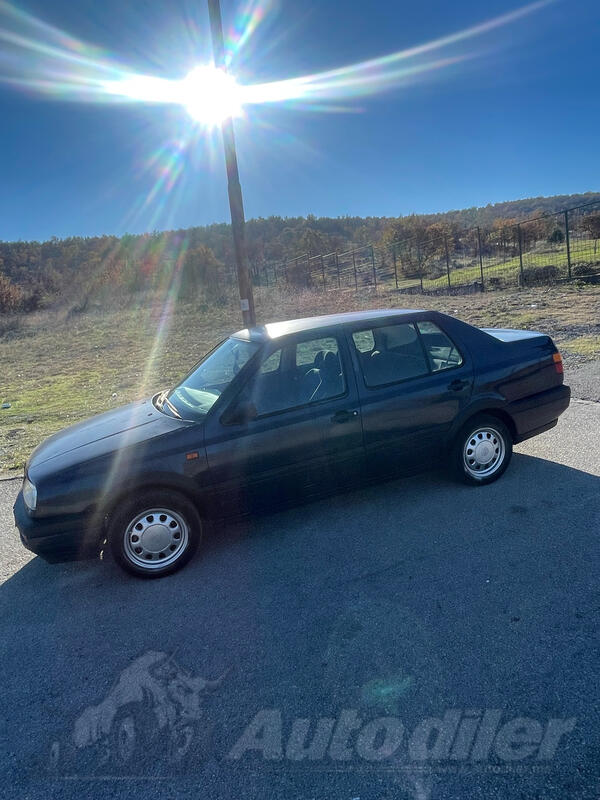 Volkswagen - Vento - 1.6