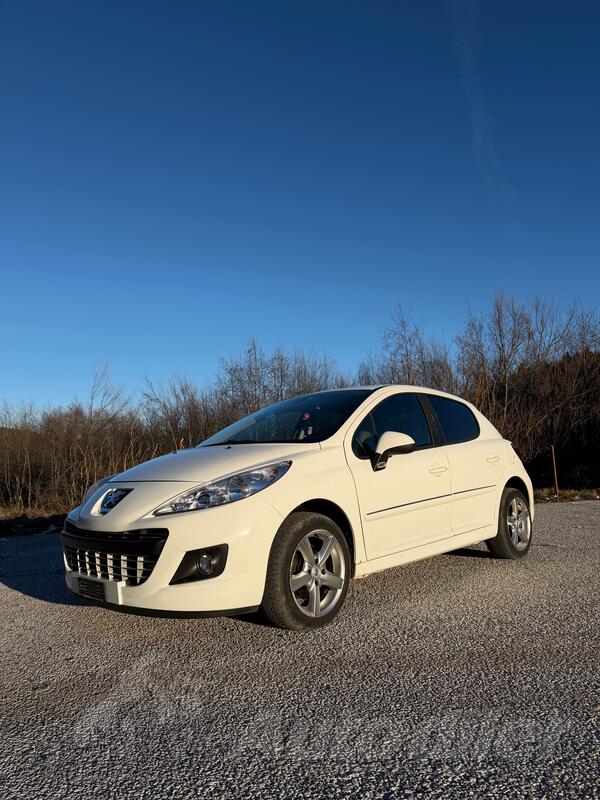 Peugeot - 207 - 1.6 Benzin, strange