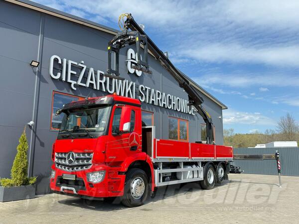 Mercedes Benz -  Arocs Actros 2532 / Euró 6 / 6x2 budo kamion s ravnom platformom + kran / JOA-0169