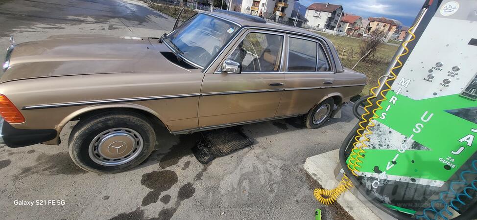 Mercedes Benz - 240 - 2.4