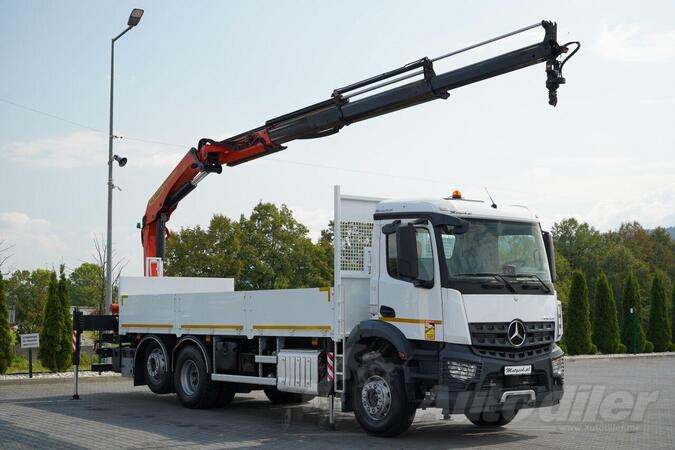 Mercedes Benz - AROCS 2643 kamion s ravnom platformom/ Kran/ IMP-3007