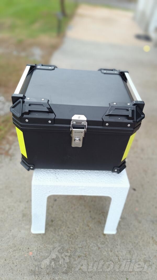 Krovni nosači, koferi, šatori i galerije