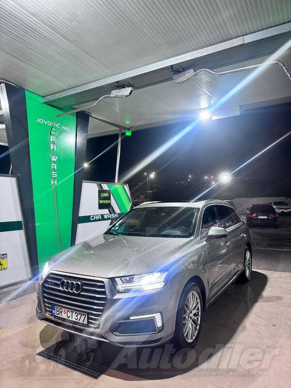 Audi - Q7 - .