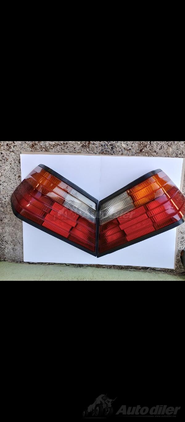 Оба стоп-сигнала za Mercedes Benz - E 250    - 1986