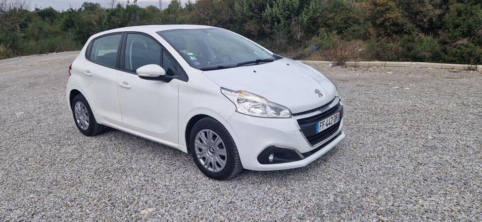 Peugeot - 208