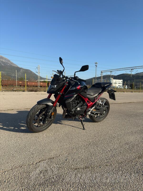 Honda - CB750 Hornet