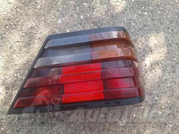 Desno stop svjetlo za Mercedes Benz - 300    - 1988