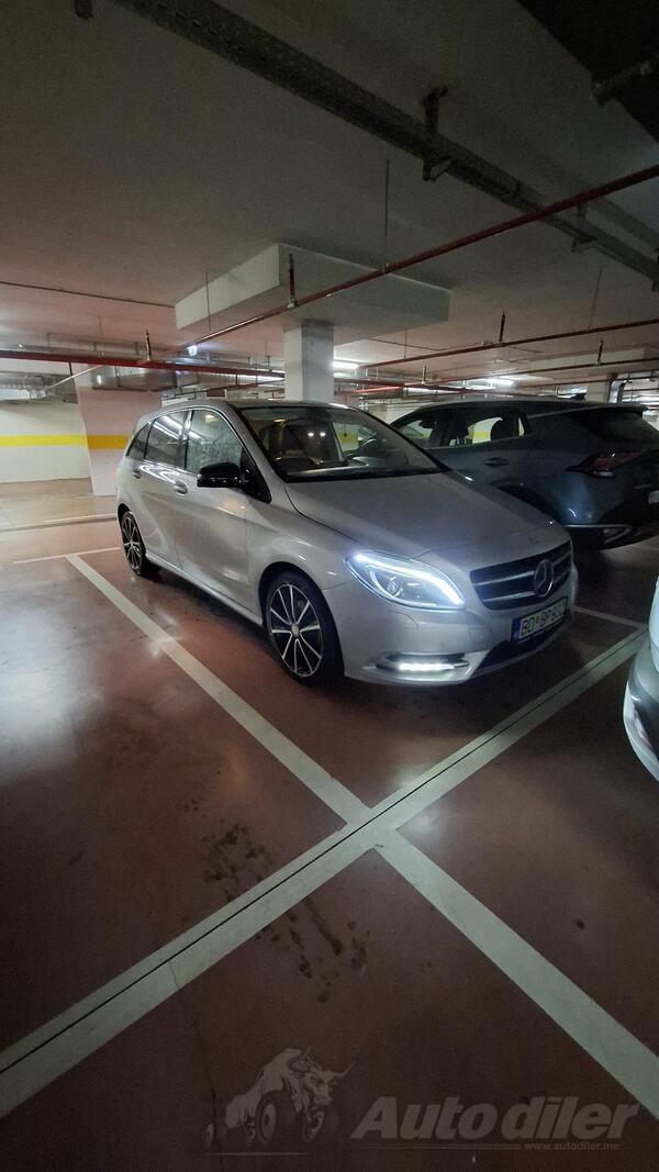 Mercedes Benz - B 180 - B 180 AMG line