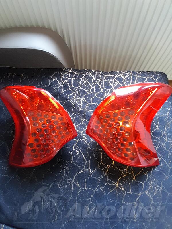 Oba stop svjetla za Peugeot - 3008    - 2011