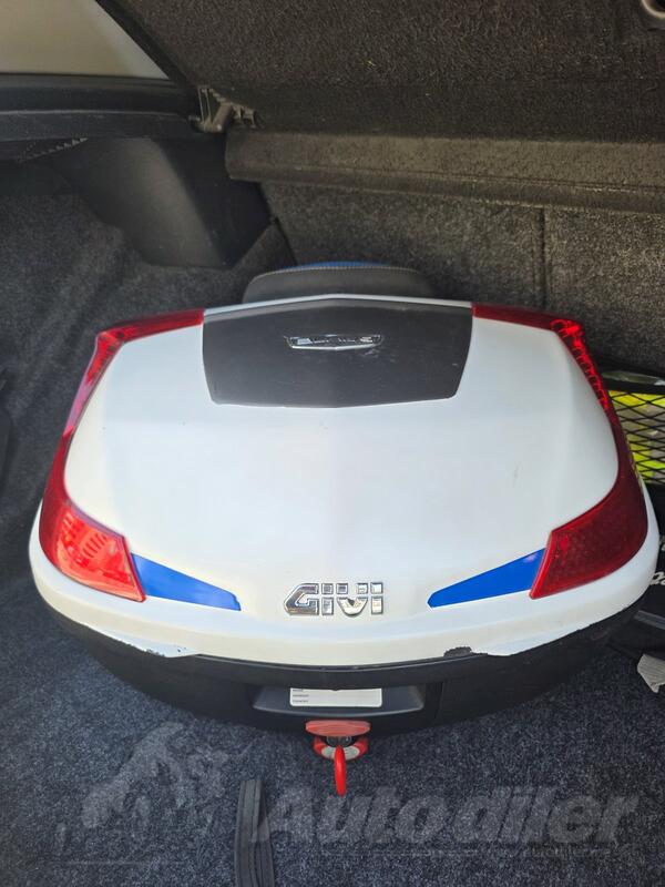 Krovni nosači, koferi, šatori i galerije