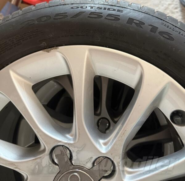 Fabričke felne i Pirelli gume