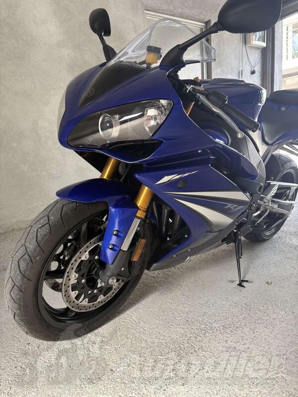 Yamaha - R1