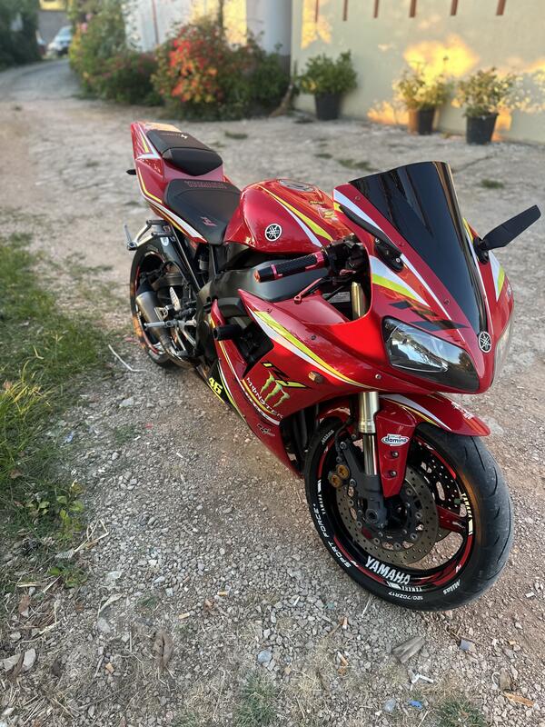 Yamaha - r1