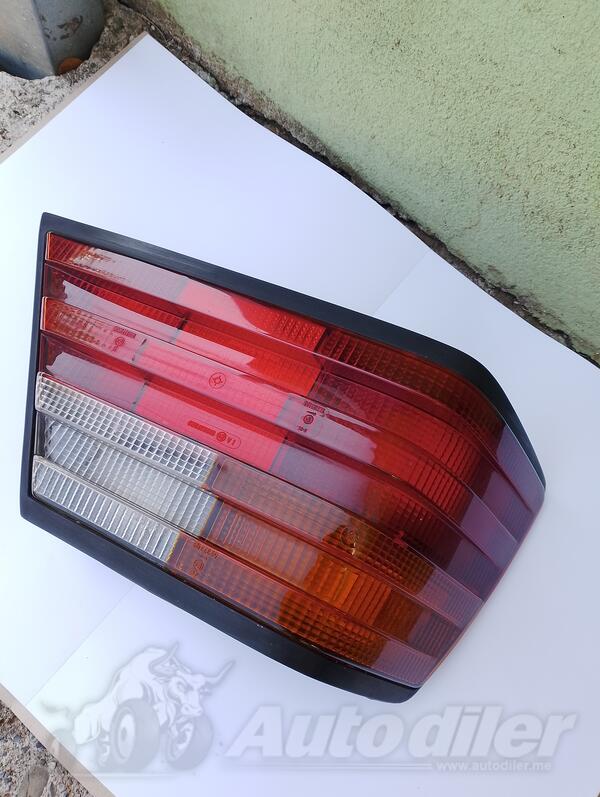 Oba stop svjetla za Mercedes Benz - E 250    - 1986