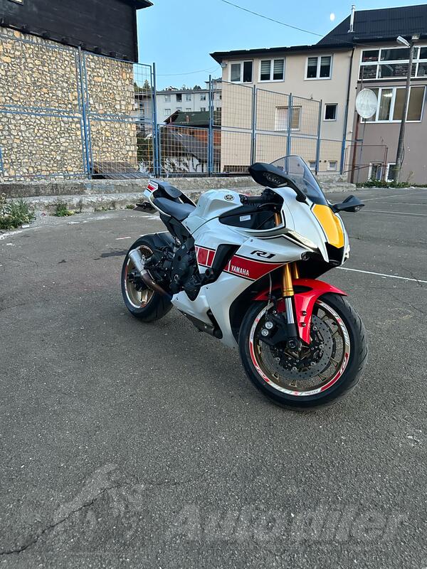 Yamaha - R1