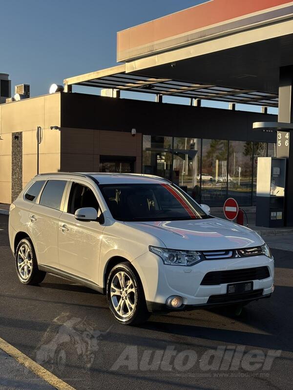 Mitsubishi - Outlander - 2300