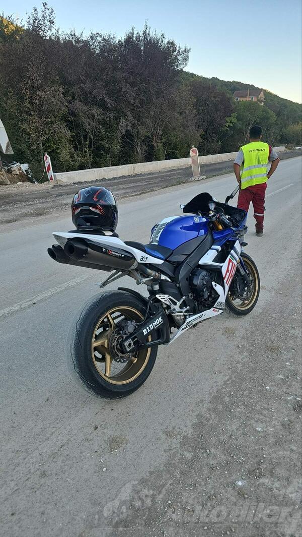 Yamaha - R1