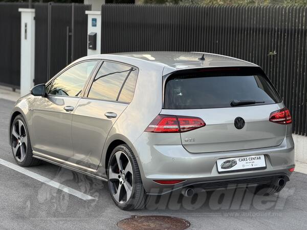 Volkswagen - Golf GTI - 2.0TSI