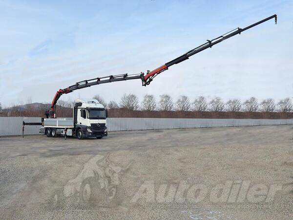 Mercedes Benz - ACTROS 2545 kamion s ravnom platformom + kran / LUS-1128