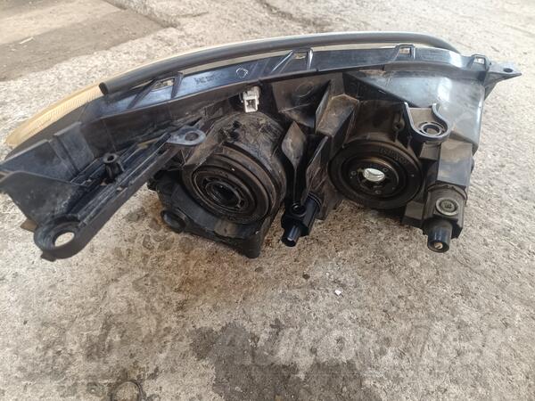 Oba fara za Toyota - RAV 4    - 2008