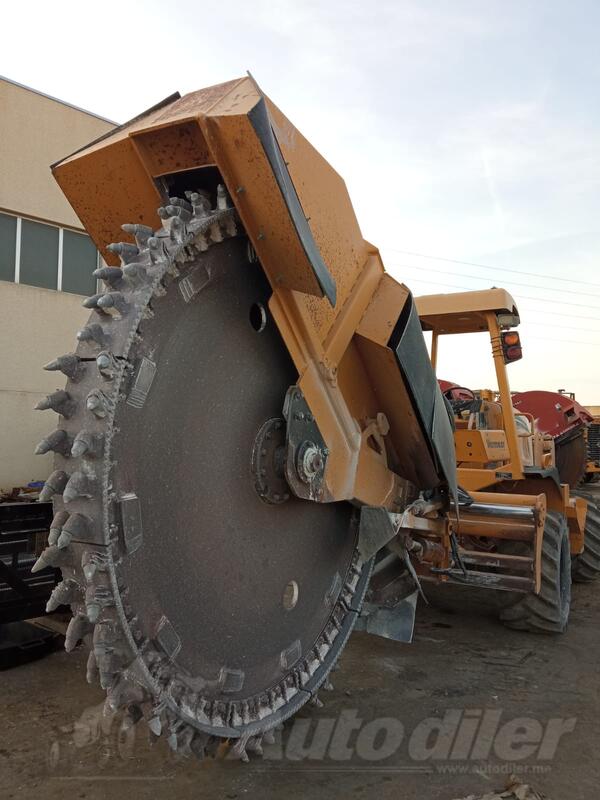 Ausgrabung von Fundamenten und Kanälen - Dienstleistungen mit Arbeitsmaschinen