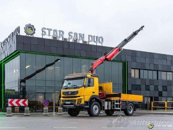 Volvo - FMX330 4x4 FASSI F135A2.23 Kran kamion s ravnom platformom / STR-0484