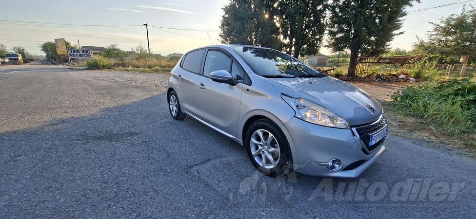 Peugeot - 208 - 1.2 benzin