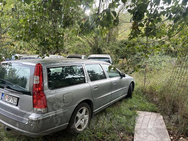 U djelovima Volvo - V70 2.4 d5