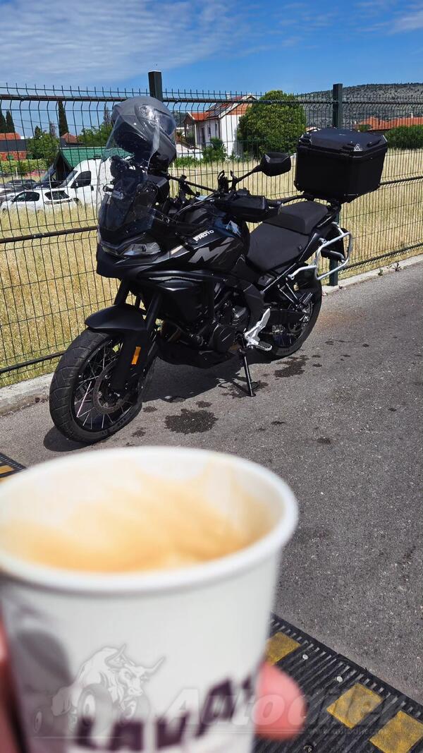 CFMoto - 700 MT