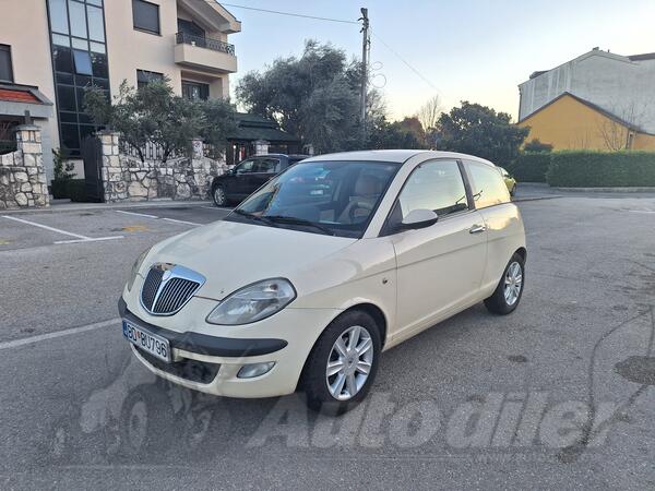 Lancia - Ypsilon - 1,4 benz