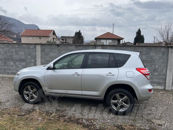 U djelovima Toyota - RAV 4