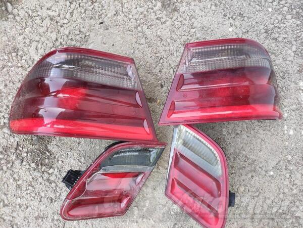 Oba stop svjetla za Mercedes Benz - E 220    - 2001