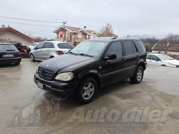 Mercedes Benz - ML 320 - Stranac