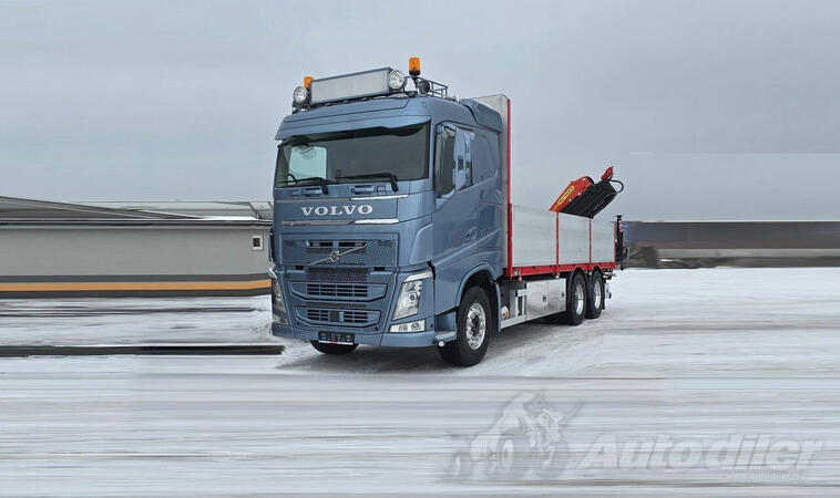 Volvo - FH540 Kamion s ravnom platformom+Kran/ VLT055